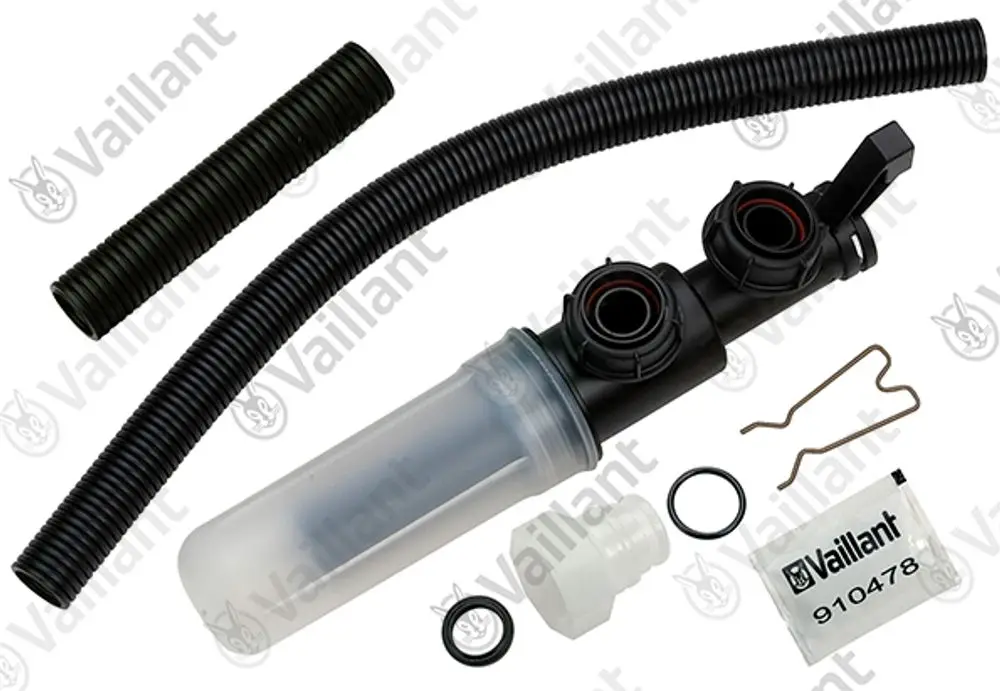 Vaillant Siphon mit transparentem Behälter, zwei Anschlussöffnungen, einem Anschlussstück, zwei flexiblen Schläuchen und O-Ringen, angeordnet auf hellem Hintergrund.